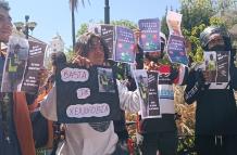 El grupo de deliverys protestó frente a la Gobernación del Azuay.