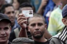 Fotografía de archivo en la que se registró a un ciudadano costarricense al mostrar su cédula de identidad, en San José (Costa Rica)