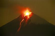 Vista de la actividad eruptiva del volcán Sangay, en una fotografía de archivo.