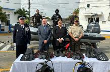 La ministra Mónica Palencia recibió los equipos entregados por Francia, para la seguridad de Ecuador.