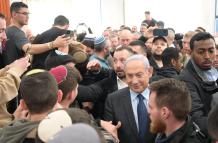 Netanyahu asegura a familiares de rehenes en Gaza que se gesta un plan para liberarles