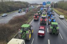 Los principales sindicatos de agricultores franceses piden que se levanten los bloqueos
