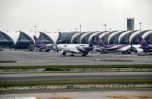 Detienen a un pasajero canadiense tras abrir la puerta de un avión en Tailandia