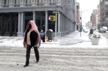 Nueva York se alista para una tormenta que puede dejar hasta 20 centímetros de nieve el martes