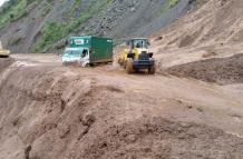 Un camión quedó atrapado en un deslizamiento de tierra y lodo en el kilómetro 90 de la vía Cuenca- Molleturo.