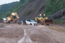Un nuevo vehículo quedó atascado en medio del lodo que se encuentra sobre la calzada del kilómetro 90 de la vía Cuenca- Molleturo- El Empalme.
