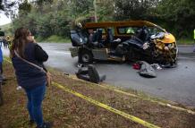 Un niño falleció y otras 7 personas resultaron heridas en el choque entre una furgoneta y un tráiler en la av. Simón Bolívar.