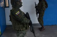 La cárcel de Cotopaxi está bajo el control de los militares. Allí, tres presos escaparon del área de máxima seguridad.