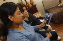 La madre de Carlos sostiene una foto de su hijo, recordándolo durante su época colegial.