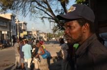 Personas caminan cerca a la Penitenciaría Nacional este domingo, en Puerto Príncipe (Haití). .