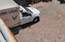 El vehículo de Medicina Legal se detuvo en uno de los parqueaderos de la Asamblea, tras la muerte de un joven funcionario.