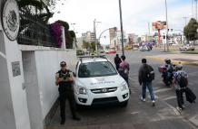 Vigilancia. Agentes de la Policía resguardan los accesos de la Embajada para evitar el escape de Glas.