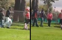 Imágenes del incidente entre funcionarios municipales y un payaso fue grabado en Quito.