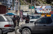 La Policía y las bandas libran intensos combates en el centro de la capital de Haití