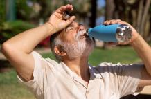 Las personas de la tercera edad deben hidratarse adecuadamente en esta época de altas temperaturas
