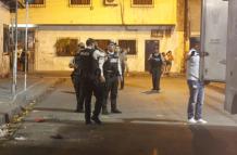 Personal de Criminalística llegó hasta este sector de Guayaquil para realizar el levantamiento de los cuerpos.