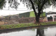 Pedazos del muro cayeron sobre la avenida Manuel Córdova Galarza, tras el colapso de la estructura.