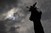 Fotografía de archivo durante el eclipse solar anular, denominado “el anillo de fuego”, desde Ciudad de México