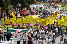 Miles de personas marchan en Colombia a favor de las reformas del Gobierno