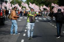 Protesta de movimientos sociales de izquierda contra políticas de Milei deja 11 detenidos