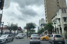 En la avenida 9 de Octubre y Esmeraldas, los semáforos estaban apagados.