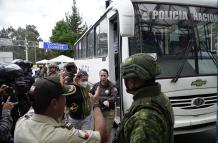 Los presos extranjeros fueron entregados a las autoridades de Colombia en el puente de Rumichaca, en la frontera norte.