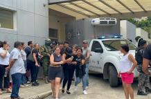 Reacciones. Familiares y allegados del alcalde Maldonado llegaron al hospital luego del lamentable hecho.