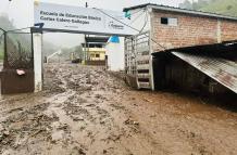 Familias desaparecidas, viviendas afectadas y carretera principal totalmente cerrada: un aluvión en el cantón Alausí, Chimborazo.