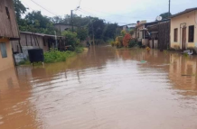 También varios cantones de la provincia verde se inundaron, luego de una fuerte lluvia.