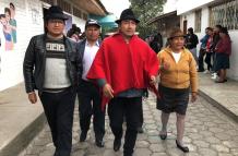 Iza esperó los resultados de la consulta popular en la sede del Movimiento Indígena y Campesino de Cotopaxi (MICC).