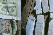 Las hojas impresas con la imagen del billete de 20 dólares y paquetes con billetes falsos fueron decomisadas en el operativo.