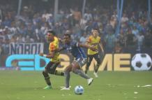 Joao Rojas y Romario Caicedo en una disputa por el balón.