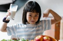 Niña se muestra feliz mientras desayuna