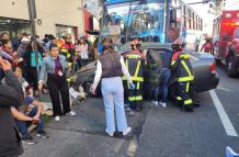 El bus chocó contra el costado derecho del auto, cuando circulaba por la calle Juan León Mera, norte de Quito