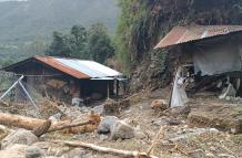 Una vivienda colapso y otra está en riesgo en la zona de Zorrocucho tras el desbordamiento de la quebrada.