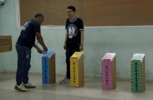 Un ciudadano deposita su voto este domingo, en Ciudad de Panamá (Panamá).