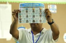 Un suplente de mesa muestra una tarjeta electoral al cierre de los centros electorales este domingo, en Ciudad de Panamá