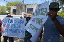 Habitantes de la comuna Olón rechazaron la tal de árboles y la construcción de una edificación en el lugar.