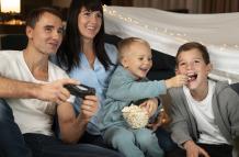 familia viendo películas