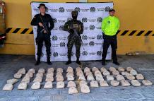La Policía de Colombia informó que la droga estaba rotulada con el logo de un equipo de fútbol ecuatoriano.