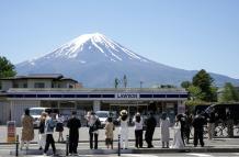 Una ciudad japonesa bloqueará la vista del Monte Fuji ante el turismo masivo