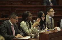 La correísta Pamela Aguirre pretendía que Ronny Aleaga hable en pesencia de la fiscal Diana Salazar.