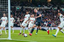 Erling Haaland anotando el primer gol para el City.