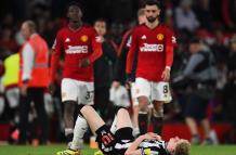 Anthony Gordon del Newcastle United yace en el suelo