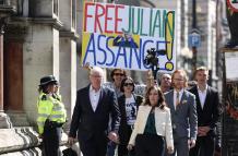 Vítores y cánticos para celebrar la victoria judicial de Assange