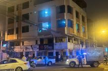 Una de las víctimas intentó huir por la ventana del departamento, pero fui asesinada a tiros.