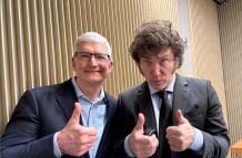 Captura de pantalla de una fotografía publicada en la cuenta de la red social Instagram del presidente de Argentina, Javier Milei, donde aparece el mandatario junto al consejero delegado de Apple, Tim Cook (i), este miércoles.