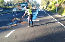 Agentes de la AMT rociaron material absorbente sobre el combustible, para limpiar la avenida Simón Bolívar.