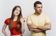 pareja peleando