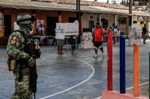 Miembros del Ejercito Mexicano resguardan a ciudadanos que emiten su voto en las elecciones generales mexicanas este domingo